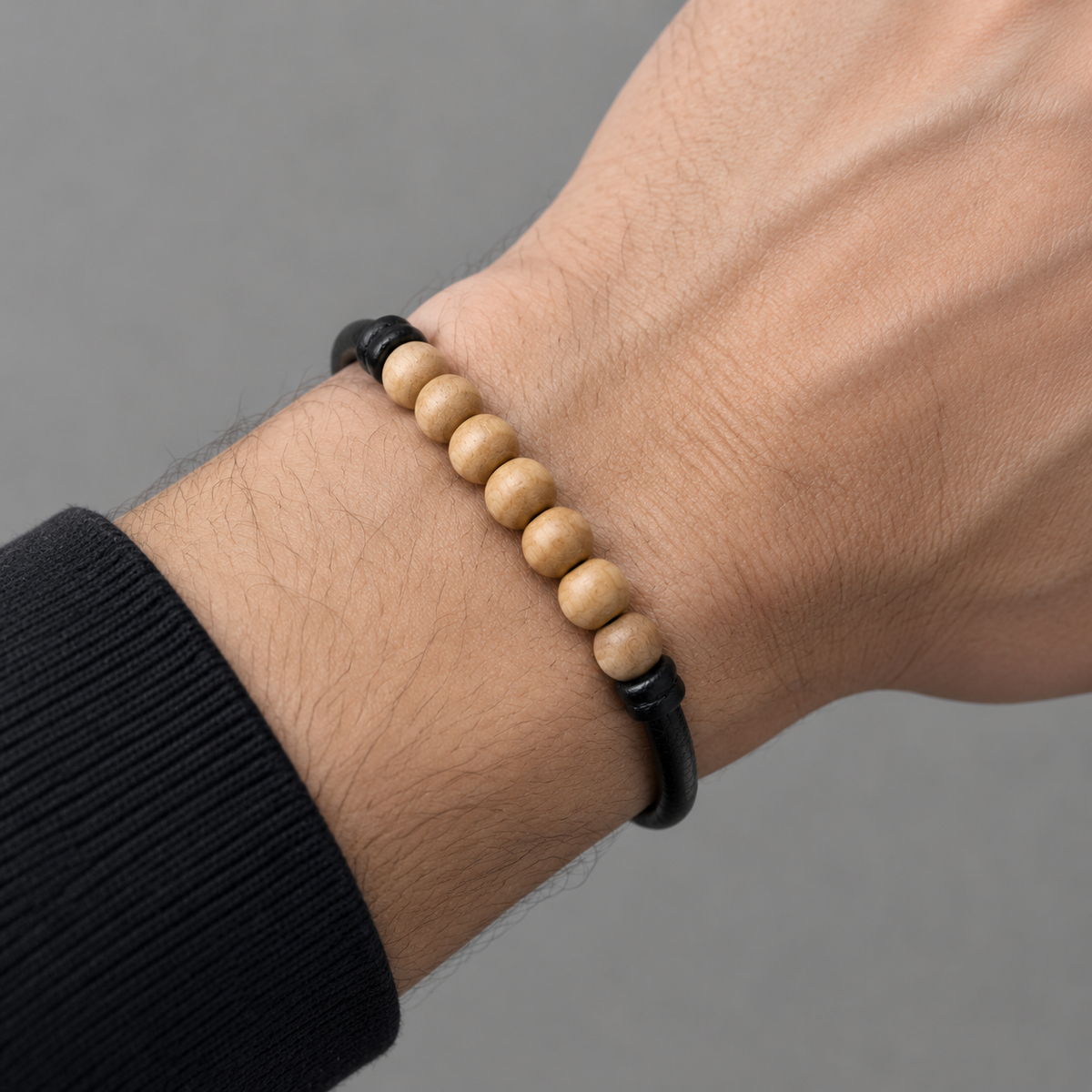 Unisex bracelet with natural wood beads.