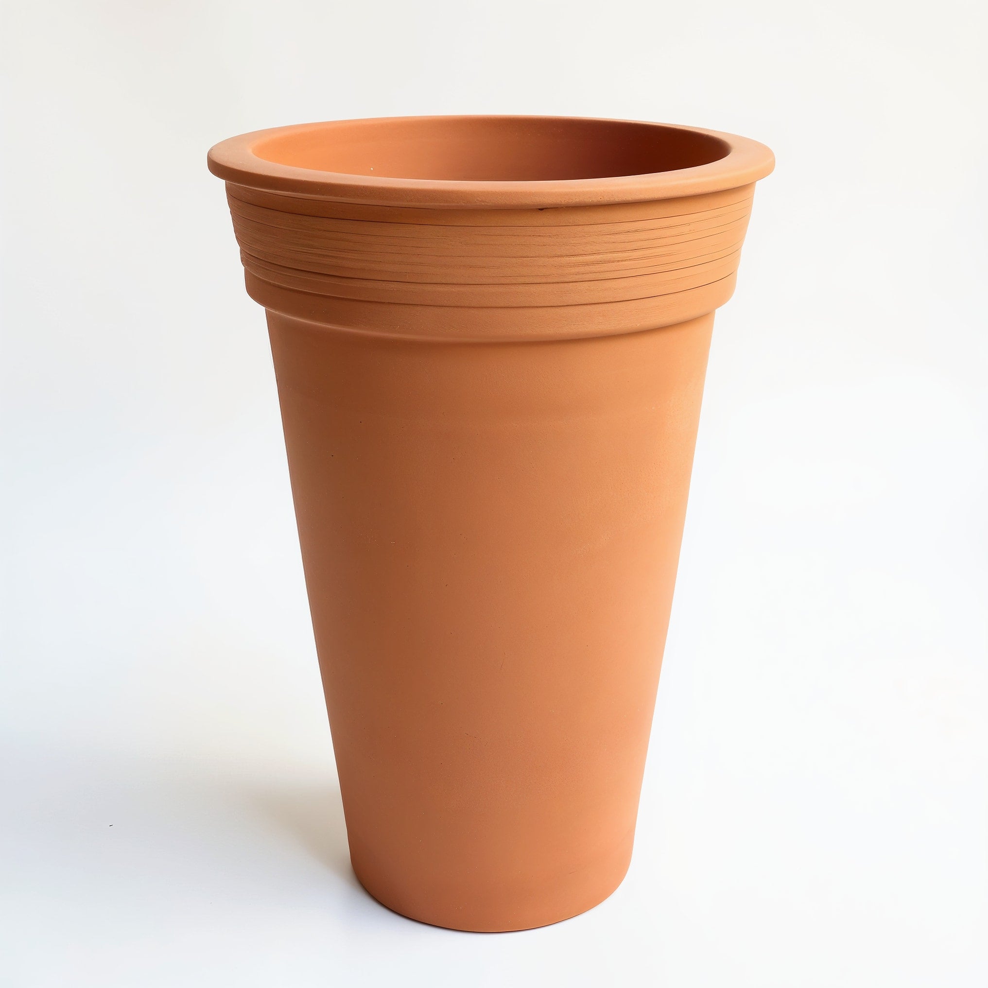 Vensioshop Tall Terracotta Planter — side profile showing silhouette