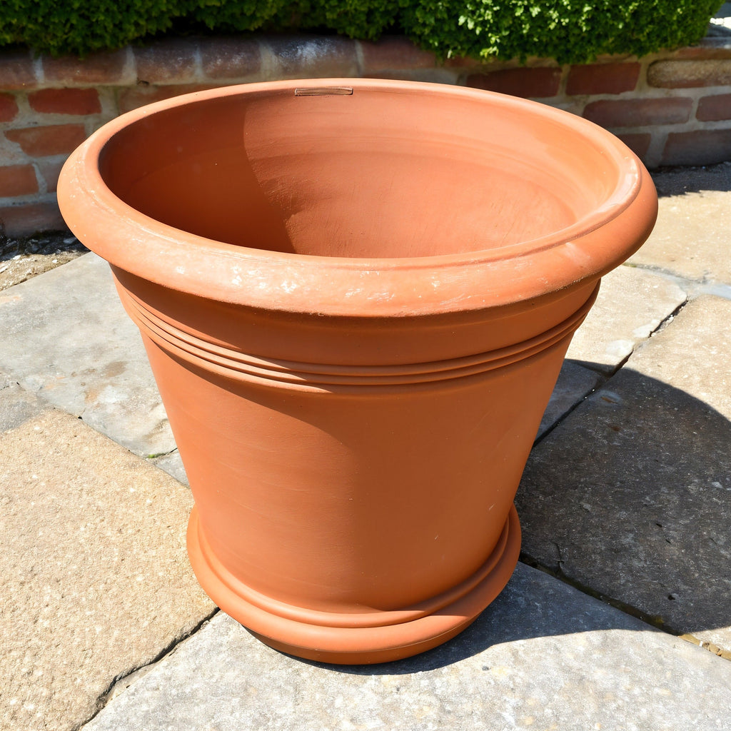 Vensioshop Italian-Style Terracotta Planter — three-quarter front view
