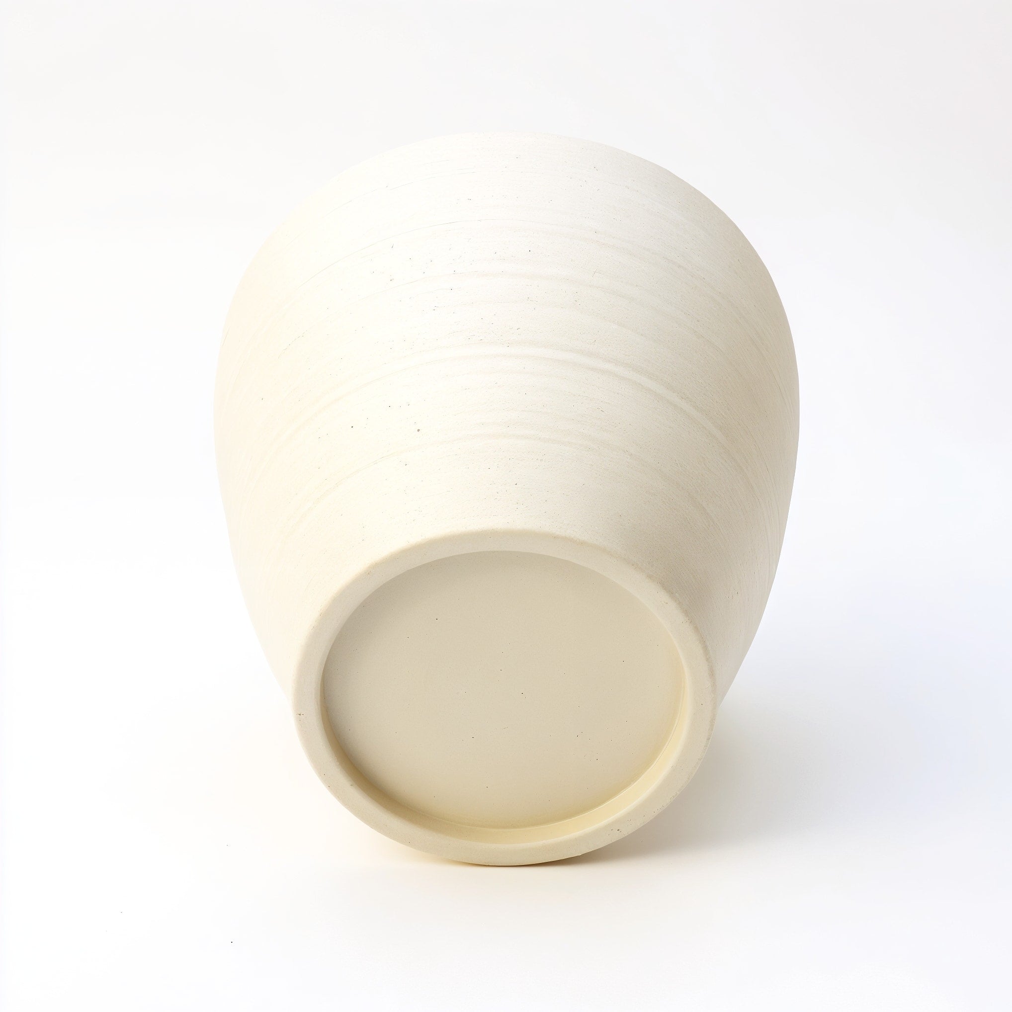 Vensioshop Ivory Ceramic Planter — underside view showing base and drainage hole