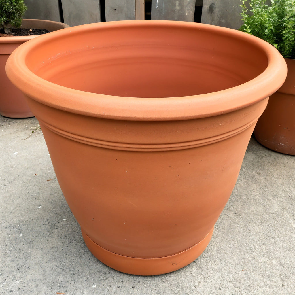 Vensioshop Large Smooth Terracotta Planter — 3/4 front view showing the planter's silhouette and rim.