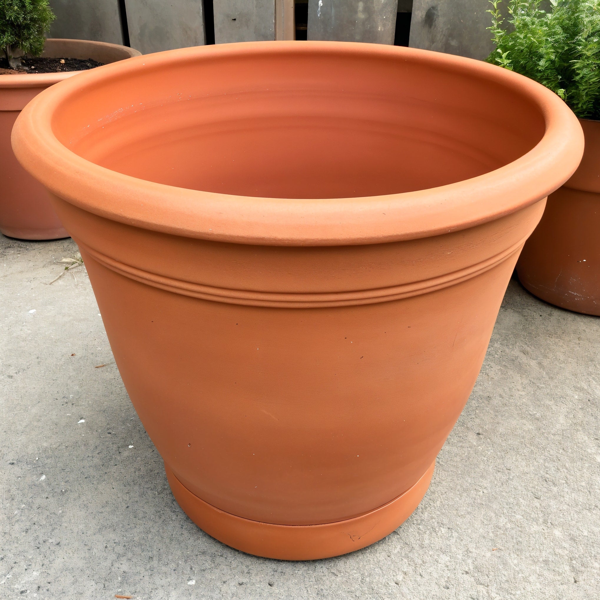 Vensioshop Large Smooth Terracotta Planter — 3/4 front view showing the planter's silhouette and rim.